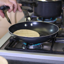 Para armar las entomatadas, poner a calentar un sartén y colocar un poco de aceite, freír las tortillas de ambos lados.