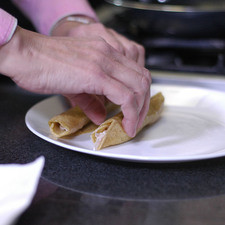 Añadir un poco de pollo deshebrado en la tortilla y enrollar, hacer esto con todas las tortillas.