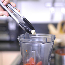 Para preparar la salsa, hervir los jitomates en una olla honda durante 5 minutos o hasta que estén suaves. Colocar los jitomates cocidos, cebolla, el diente de ajo y las dos ramas de cilantro en el vaso de la licuadora y moler bien.