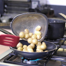 Calentar el aceite y sofreír las papas durante unos minutos o hasta que la cáscara se vea un poco dorada.
