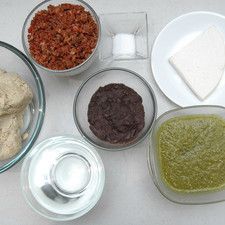 Ingredientes para receta 500 gramos de masa de maíz 300 gramos de chicharrón prensado sal al gusto agua caliente al gusto Ingredientes para acompañar 1 taza de frijoles refritos 1 taza de salsa verde 200 gramos de queso fresco