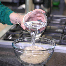 Añadir el agua caliente poco a poco hasta obtener una mezcla homogénea.