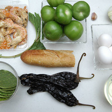 Ingredientes para receta 200 gramos de camarón seco 7 piezas de penca de nopal 8 piezas de tomate verde (tomatillo) 3 piezas de chile pasilla 1 diente de ajo 1 cucharada de aceite de oliva 1/2 pieza de pan bolillo 175 mililitros (5 piezas) de Claras de Huevo San Juan 1 rama de epazote 1/4 pieza de cebolla blanca