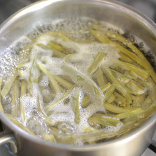 Cortar las pencas de nopal en tiras delgadas. Cocer en una olla honda con agua durante 5 minutos. Dejar enfriar y escurrir.