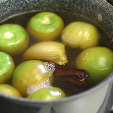 Poner a hervir los tomates verdes junto con las pieles de los chiles, diente de ajo y cebolla dejar, hasta que estén suaves, cuidando que no se revienten los tomates. Dejar enfriar.