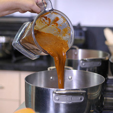 Calentar un poquito de aceite y sofreír la salsa un par de minutos y añadir un poco de agua.