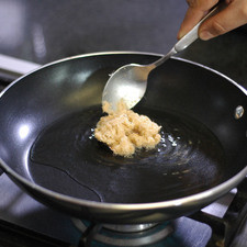 Calentar aceite vegetal en un sartén y freír cucharadas de la mezcla para formar tortitas.