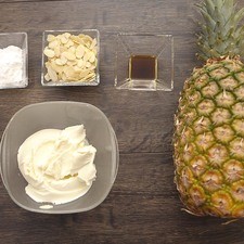 Ingredientes para receta 1 pieza de piña 226 gramos de queso mascarpone 1 cucharita de esencia de vainilla 1/4 taza de almendras fileteadas 2 cucharadas de azúcar glass (pulverizada)