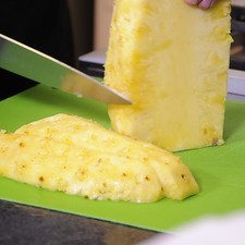 Cortar la piña en trozos grandes.