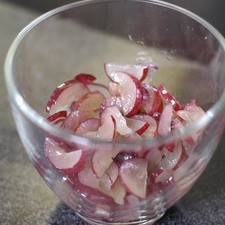 Picar finamente la cebolla, el mango en cubos pequeños, el pepino y las uvas en media luna.