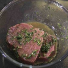 Para preparar los medallones, agregar en un tazón la salsa de soya, aceite de oliva y cilantro picado. Mezclar con la ayuda de un batidor de globo. Añadir los medallones de atún y dejar marinar durante 10 minutos.