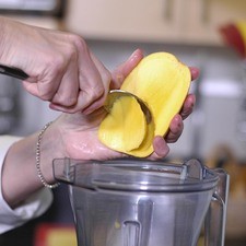 Para preparar el aderezo colocar la pulpa de mango y el chile chipotle adobado en el vaso de la licuadora, y moler hasta obtener una mezcla homogénea.