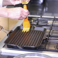 Calentar el aceite en un sartén o parrilla a fuego alto.