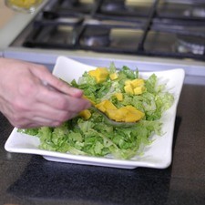 Para servir colocar en un platón la lechuga, mango picado.