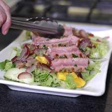 Poner encima de la ensalada las rebanadas de medallón.