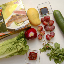 Ingredientes para medallón 1 cucharada de salsa de soya 5 ramas de cilantro 2 cucharadas de aceite de oliva Ingredientes para ensalada 1 pieza de lechuga orejona 1 pieza de mango 1/4 pieza de cebolla morada 1/2 pieza de pepino 10 piezas de uva morada Ingredientes para aderezo 1 pieza de mango 1 pieza de chile chipotle adobado