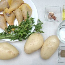 Ingredientes para receta 6 piezas de pierna de pollo 3 piezas de diente de ajo 2 cucharadas de aceite de oliva 1/2 taza de agua sal al gusto 5 ramas de perejil fresco pimienta negra molida al gusto 3 piezas de papa blanca