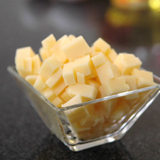 Cortar las papas en cuadros medianos y el perejil finamente.