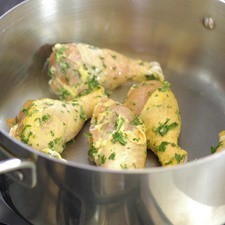 Calentar el sartén y cuando esté bien caliente sofreír las piezas de pollo dando vueltas con la pinza para sellar por todos lados o hasta que se vean ligeramente doradas.