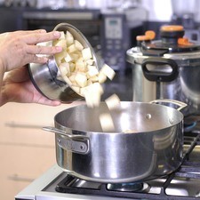 Añadir la papa en cubos,el resto de la mezcla de ajo