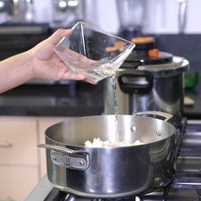 Agregar el agua. Tapar y continuar cociendo a fuego medio hasta que el pollo esté cocido.
