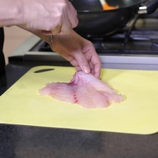 Salpimentar los filetes de pescado por ambos lados y reservar. S 16049 1475610433