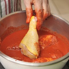 Marinar las piezas de pollo (con piel) hasta que queden “coloraditas”, por lo menos una hora. Se puede dejar marinando desde una noche anterior en el refrigerador.