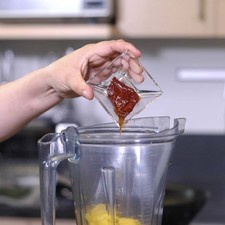 Para preparar la salsa, colocar en el vaso de la licuadora la pulpa del mango y el chile chipotle adobado moler hasta obtener una mezcla homogénea. S 16050 1475610432