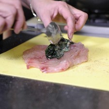 Rellenar cada filete con un poco de la mezcla de espinacas. S 16053 1475610430