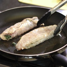 Calentar una cuchara de aceite y cuando esté caliente sellar cada filete por ambos lados hasta que estén cocidos. S 16054 1475610429