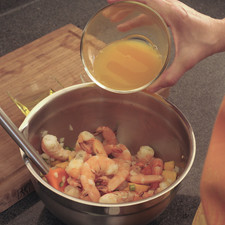 Exprimir la naranja y los limones, agregar el aceite de oliva y la sal al gusto. Dejar marinar cuando menos media hora. Se puede preparar con un día de anticipación y dejar bien tapado en el refrigerador.