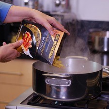Para cocer la pasta, poner mucha agua a hervir, agregar sal y cuando recupere el hervor agregar la pasta. Cocer a fuego medio hasta que la pasta esté al dente, firme por dentro y suave por fuera. S 16103 1475610273