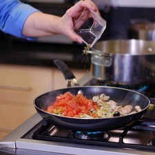 Agregar jitomates, albahaca, orégano, y sazonar con sal y pimienta. Dejar cocinar durante un par de minutos más. S 16107 1475610268