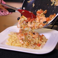 Colocar la pasta en una ensaladera y agregar la salsa. S 16108 1475610266
