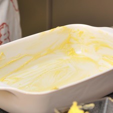 Untar el refractario con mantequilla.