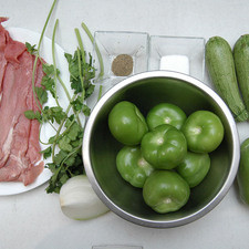 Ingredientes para receta 5 piezas de bistec de res 7 piezas de tomate verde (tomatillo) 2 piezas de chile serrano 5 ramas de cilantro 1 diente de ajo 1 pieza de chayote 2 piezas de calabacita italiana 2 cucharadas de aceite de oliva sal al gusto 1/4 pieza de cebolla blanca pimienta negra molida al gusto S 16118 1475610213