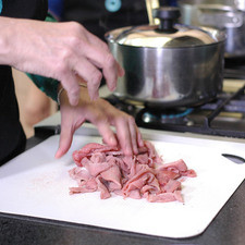 Cortar los bistec de res en tiras y salpimentar. S 16120 1475610212