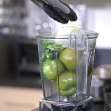 Colocar en el vaso de la licuadora los tomates verdes, chile serrano, ajo, cilantro y cebolla moler bién hasta obtener una mezcla homogénea. S 16122 1475610211