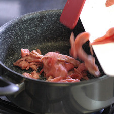 Calentar el aceite en el sartén y sofreír los trozos de bistec durante unos minutos o hasta que cambie de color. Retirar del sartén y reservar. S 16123 1475610207