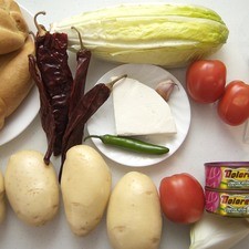 Ingredientes para receta 6 piezas de chile guajillo 4 piezas de pan telera 1 diente de ajo sal al gusto desinfectante de verduras al gusto aceite vegetal comestible al gusto 100 gramos de queso fresco 1 pieza de lechuga orejona 1/2 taza de crema de leche de vaca Ingredientes para relleno 4 piezas de papa blanca 2 latas de atún en aceite dolores Nuevo 1/4 pieza de cebolla blanca 3 piezas de jitomate guaje 1 pieza de chile serrano sal al gusto