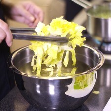 Picar la lechuga. Poner a desinfectar la lechuga picada en un tazón con agua y unas gotas de desinfectante.