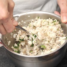 Agregar el perejil, unas gotas de limón, pimienta y sal.