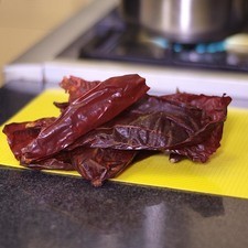 Cortar los chiles, desvenar y retirar las semillas.