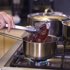 Poner a cocer en una olla con agua hirviendo durante 5 minutos junto con el ajo.