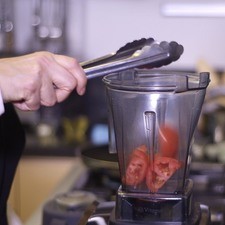 Para preparar el relleno; Colocar en el vaso de la licuadora los jitomates guaje partidos en cuartos, el chile serrano y moler hasta obtener una mezcla homogénea.