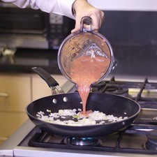 Sofreír la cebolla picada en una sartén con un poco de aceite del atún durante un par de minutos. Agregar la salsa y continuar cociendo durante 5 minutos más.