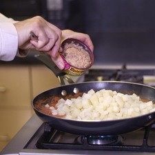 Añadir las papas y el atún previamente escurrido sazonar con sal y dejar cocer un par de minutos más.