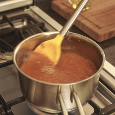 Cocer la salsa en una sartén abierta con un poco de aceite de oliva durante 10 minutos hasta obtener una salsa espesa para marinar.