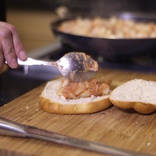 Abrir los panes por la mitad y rellenar con las papas con atún.