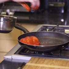 Remojar los panes en la salsa de chile guajillo. Freír los panes por ambos lados en una sartén con un poco de aceite.